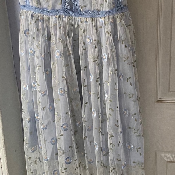 Beautiful long and intricate and delicate dresss - Picture 3 of 4